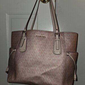 Michael Kors pocket book